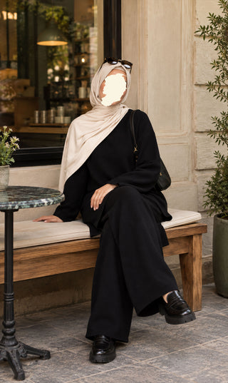 Gebreide set met lange tuniek en wijde broek, zwarte kleur met crèmekleurige hoofddoek.