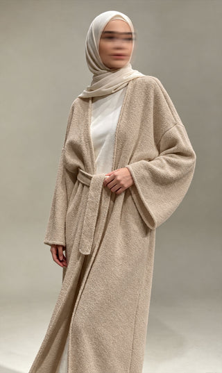 Beige mantelvest met sjaalkraag, ceintuur en brede mouwen, lange rechte lengte
