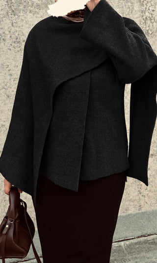 Zwart omslag vest van zachte knit, brede schouders en asymmetrische voorkant