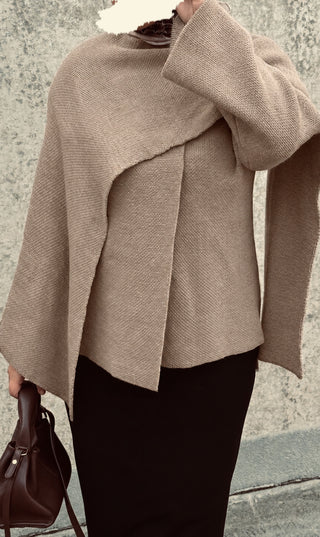 Taupe omslag vest van zachte knit, asymmetrische zijsplit en brede schouders