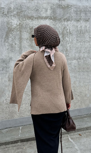Grijs taupe omslag vest, zachte knit, sjaalkraag en losse mouwen