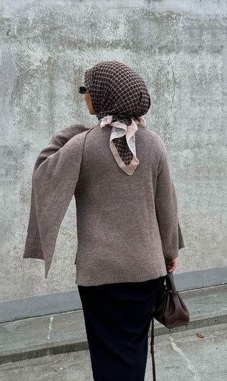 Grijs taupe omslag vest met puntige sjaalkraag en verticale naad