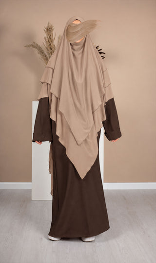 Chiffon khimar in zandkleur met draperende punten en donkere mouwen eronder