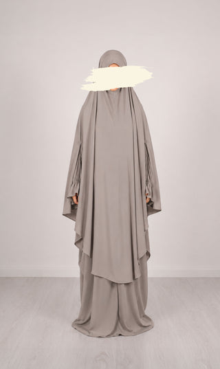 Khimar met lange drapering en losvallende stroken, lichtgrijs kleur