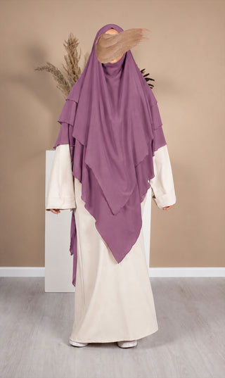 Paarse chiffon khimar met losvallende sluier, gelaagde schouders en puntige zoom.
