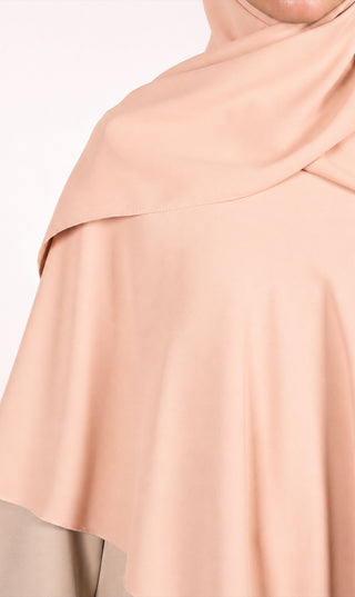 Peachkleurige khimar hijab, soepele stof met horizontale naad en drapeerdetail