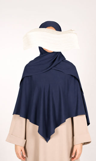 Donkerblauwe khimar met capuchon en asymmetrische schouderdraperie; beige mouwen.