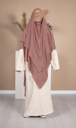 Roze chiffon khimar met kap en draperende lagen; asymmetrische schouderzoom