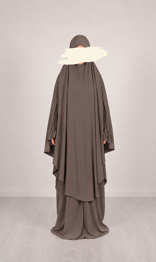 Khimar met lange drapering en losvallende stroken, donker taupe kleur