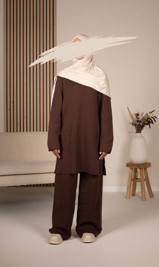 Gebreide set met lange tuniek en wijde broek in donkerbruin, met crèmekleurige hoofddoek.