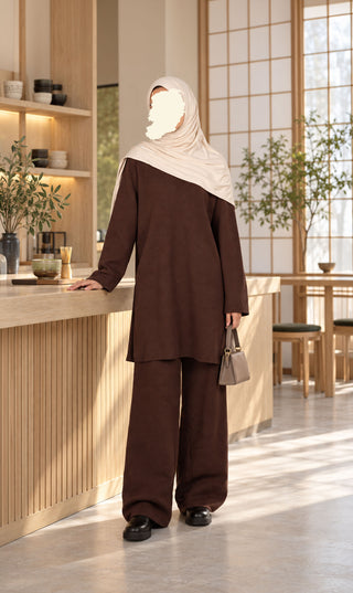 Gebreide set met lange tuniek en wijde broek in donkerbruin, met crèmekleurige hoofddoek.