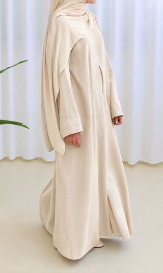 Linnen abaya crèmekleur met wijde rok en draperende sjaalkraag, zijwaartse zoom