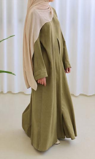 Linnen abaya olijfgroen met draperende cape en losvallende zoom, lange mouw