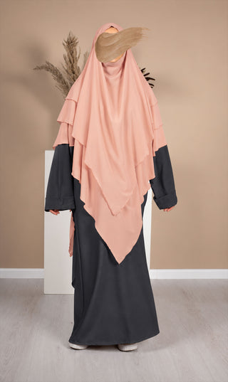 Roze chiffon khimar met wijde draperie over het hoofd en asymmetrische sluiers