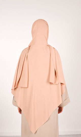 Peachkleurige instant khimar hijab met rugcap en vallende, schuine overslag