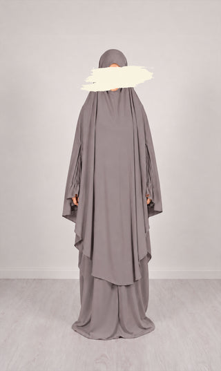 Grijze khimar met brede stroken en lange mouwen, rug met hangende plooien