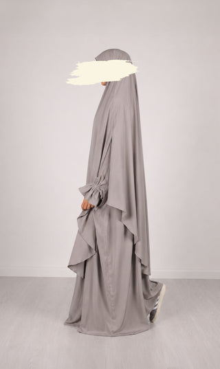 Khimar met asymmetrische zoom en rimpelplooien, lichtgrijs achteraanzicht