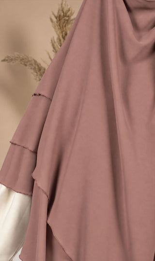 Rozige chiffon khimar met gelaagde panelen en brede asymmetrische zoom, mouwdetail