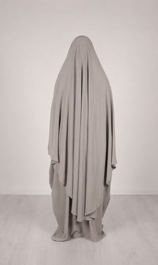 Khimar achteraanzicht met verticale banen en losvallende punten, lichtgrijs