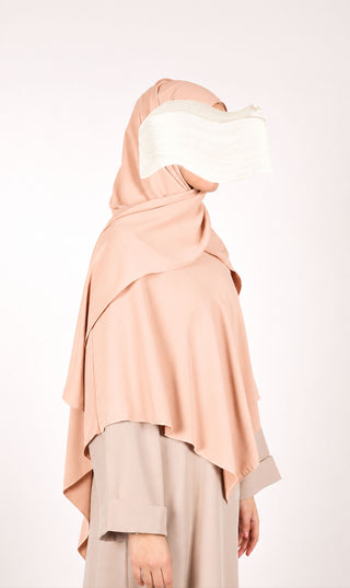Peachkleurige instant khimar hijab met twee lagen en asymmetrische drapeerflap