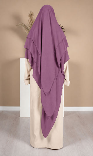 Paarse chiffon khimar met hoge hals en asymmetrische, gelaagde panden.