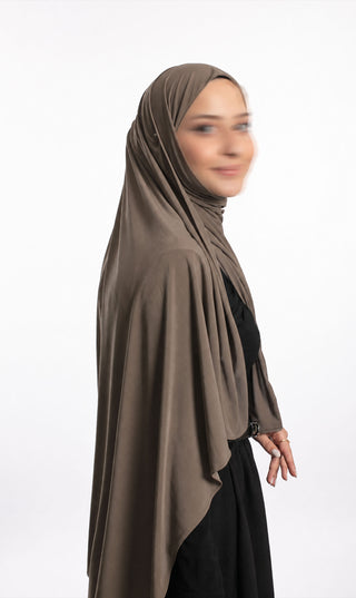 Prem. jersey sjaal, langwerpig, beige taupe, licht geplooide drapering over schouders.
