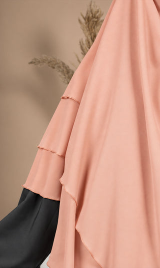 Roze chiffon khimar met brede mouwen en gestikte randen; overlay op schouder