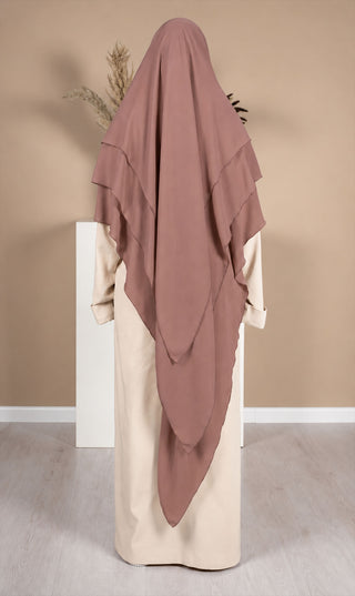 Roze chiffon khimar met kap en grote draperende punten, gelaagde banen op de rug