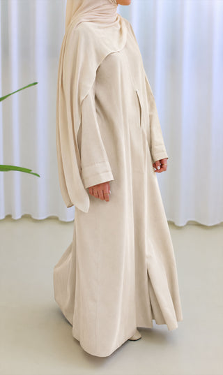 Linnen abaya in crèmekleur met draperende sjaalkraag en wijde panden, lange mouwen
