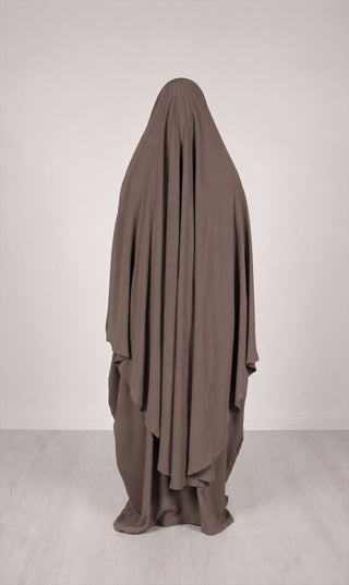 Khimar achteraanzicht met verticale banen en losvallende punten, donker taupe
