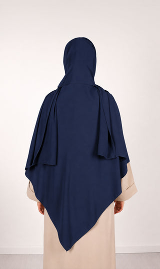Donkerblauwe khimar met capuchon en draperende zijsjaal, asymmetrische zoom.