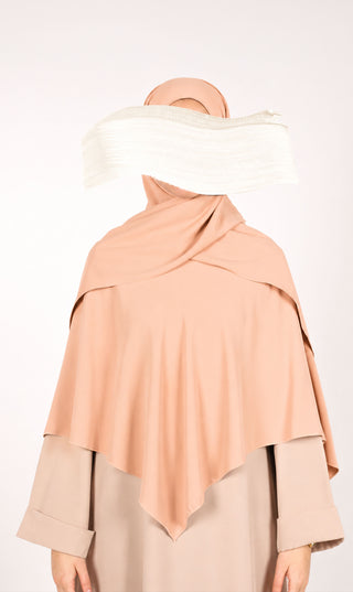 Peachkleurige khimar hijab met brede nekflap en ingestikte cap aan de achterkant