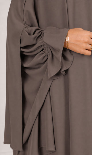 Khimar detail met plooien en drapering aan de zoom, donker taupe stof