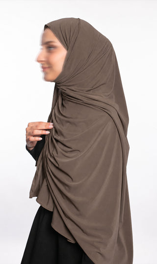 Prem. jersey sjaal, langwerpig, taupe bruin, drapering rondom schouders en hoofd.