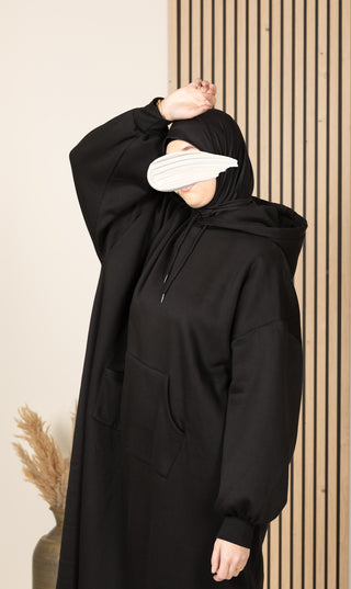Zwarte lange hoodie met capuchon, trekkoord en grote voorzak