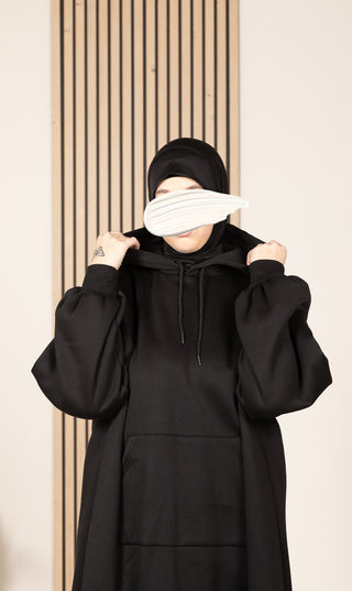 Zwarte lange hoodie met capuchon, trekkoord en kangoeroezak