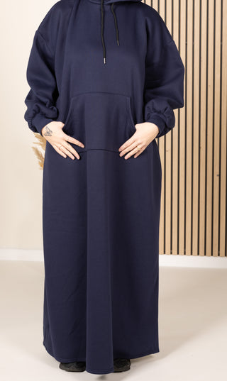 Donkerblauwe lange hoodie met capuchon en kangoeroezak, rechte lange pijpen.