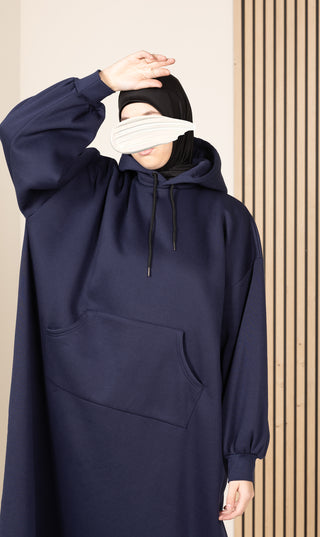 Donkerblauwe lange hoodie met capuchon en trekkoord, kangoeroezak vooraan.