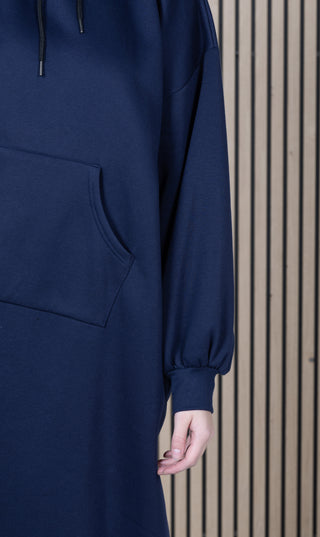 Donkerblauwe kangoeroezak en mouwboord van een lange hoodie.