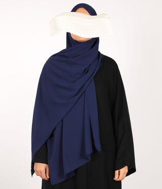 Marineblauwe chiffon sjaal met gedrapeerde lagen en lange, vallende uiteinden