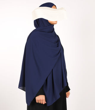 Marineblauwe chiffon sjaal, draperie met kruising op de borst en brede stofvouw
