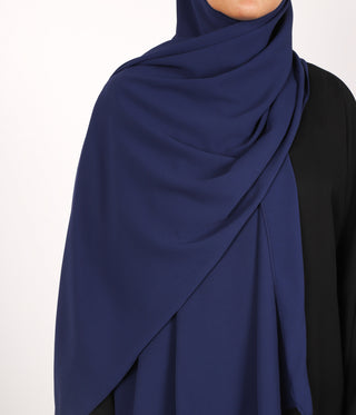 Marineblauwe chiffon sjaal, lang model, losjes gedrapeerd om de hals