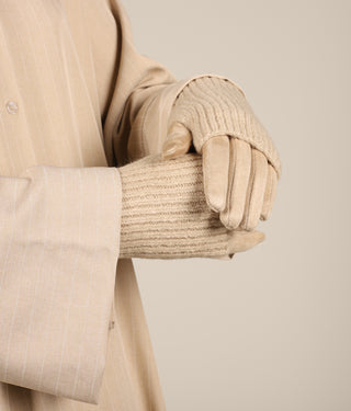 Zandkleurige winterhandschoen met ribgebreide manchet en gebreide duim