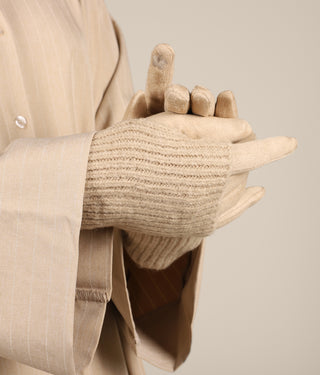Zandkleurige winterhandschoenen met ribgebreide manchet en gevoerde handpalm