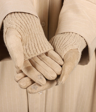 Zandkleurige winterhandschoenen in gebreide stof met vijf vingers en duim