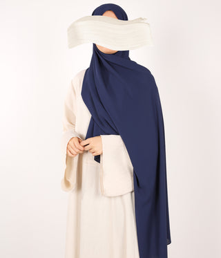 Marineblauwe chiffon sjaal, draperie over schouder met lange, hangende stroken