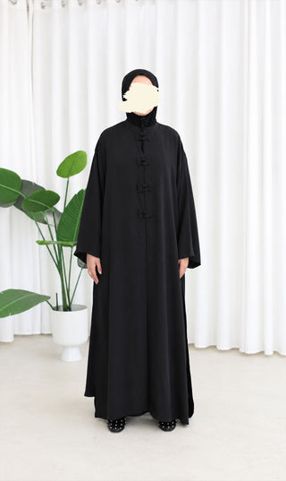 Nakaizu co-ord set, zwarte lange jurk met knoopsluiting en wijde mouwen