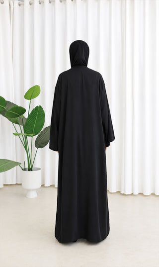 Nakaizu co-ord set, zwarte lange jurk achteraanzicht met capuchon