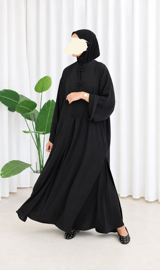 Zwarte co-ord set: lange kaftan met knoopsluiting en hoofddoek, wijdvallend model.