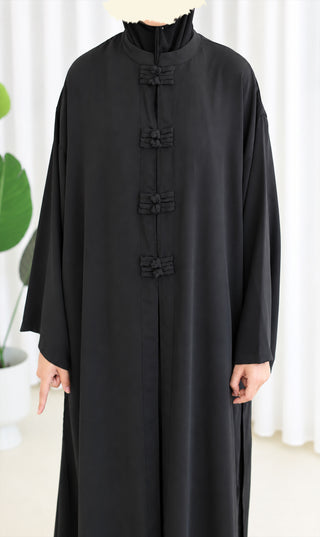 Zwarte co-ord set: lange kaftan met opstaande hals en knoopsluiting, rechte pasvorm.